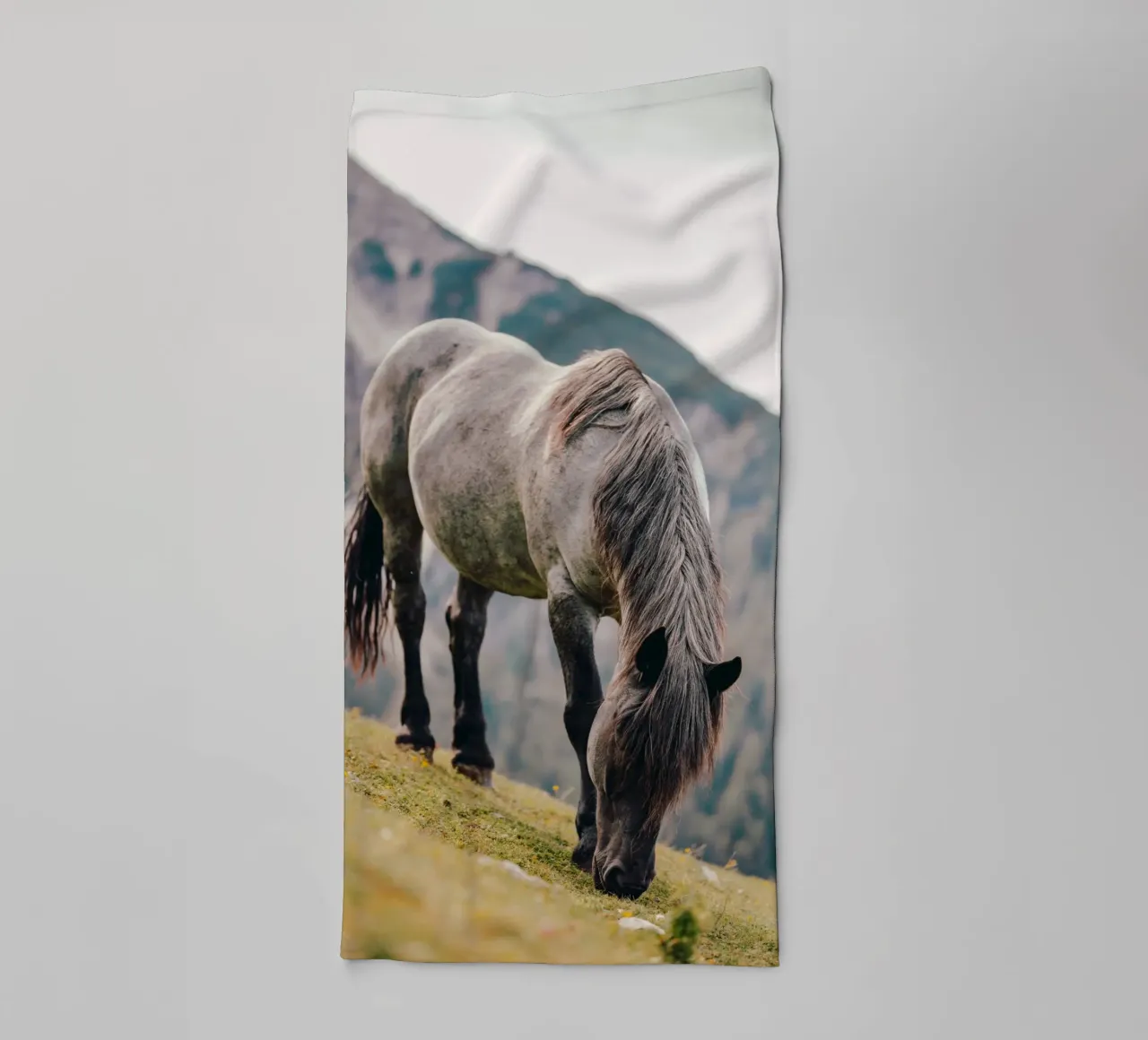 Pferd in Österreich aus einer Weide in den Bergen, Kaltblüte towel by Stina Freytag
