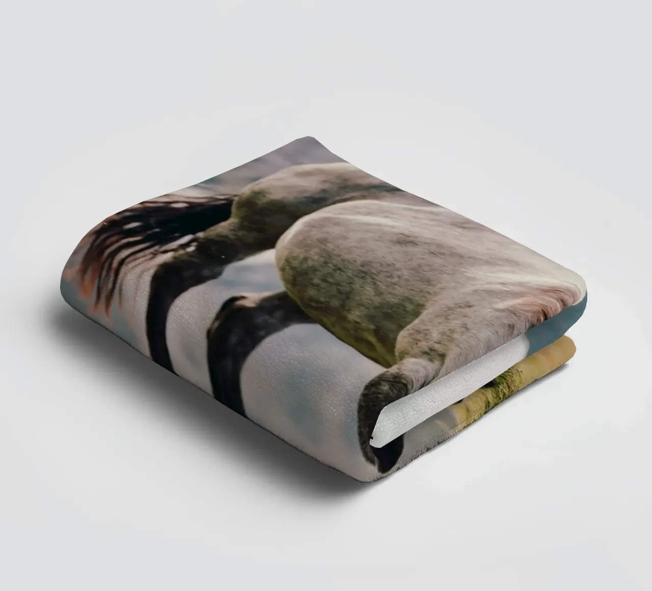 Pferd in Österreich aus einer Weide in den Bergen, Kaltblüte towel by Stina Freytag