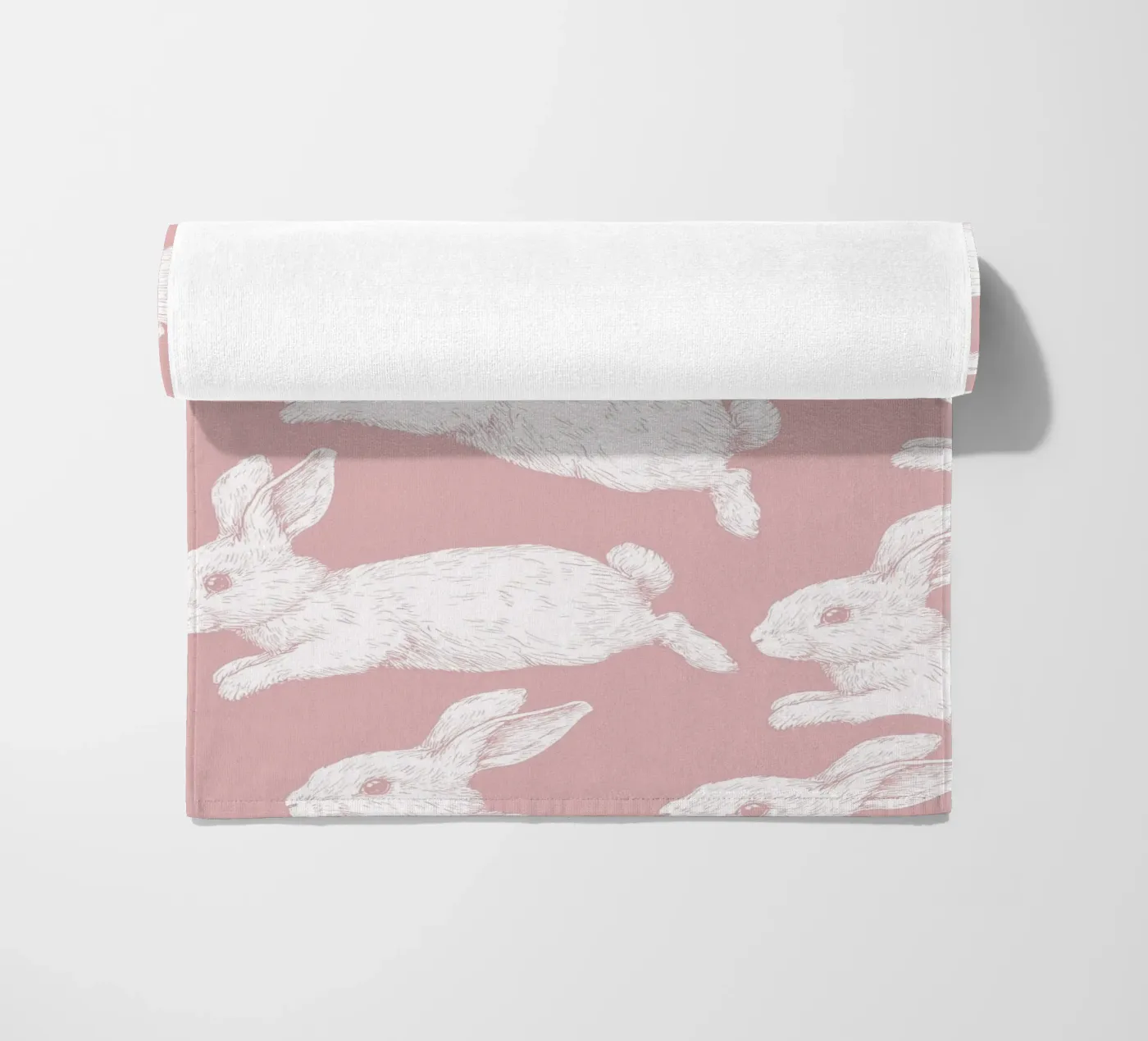 Wit konijnenpatroon strandhanddoek van Jungle Joy Art