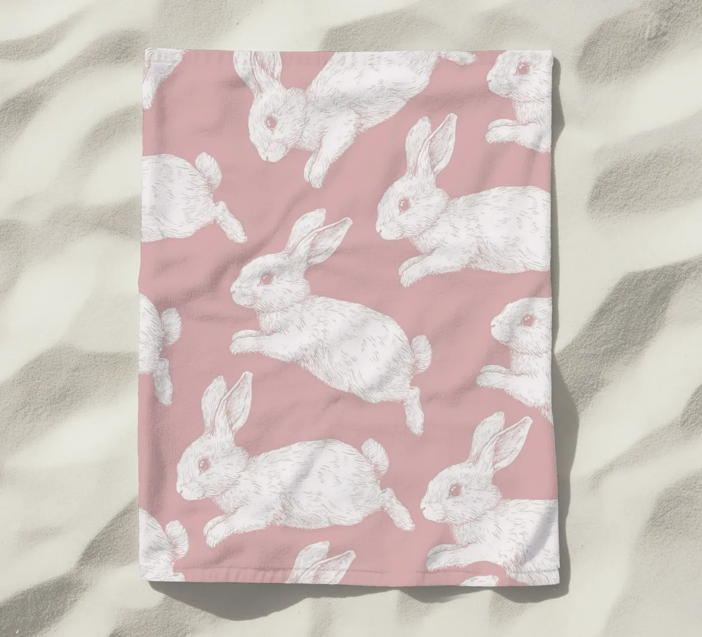 Wit konijnenpatroon strandhanddoek van Jungle Joy Art