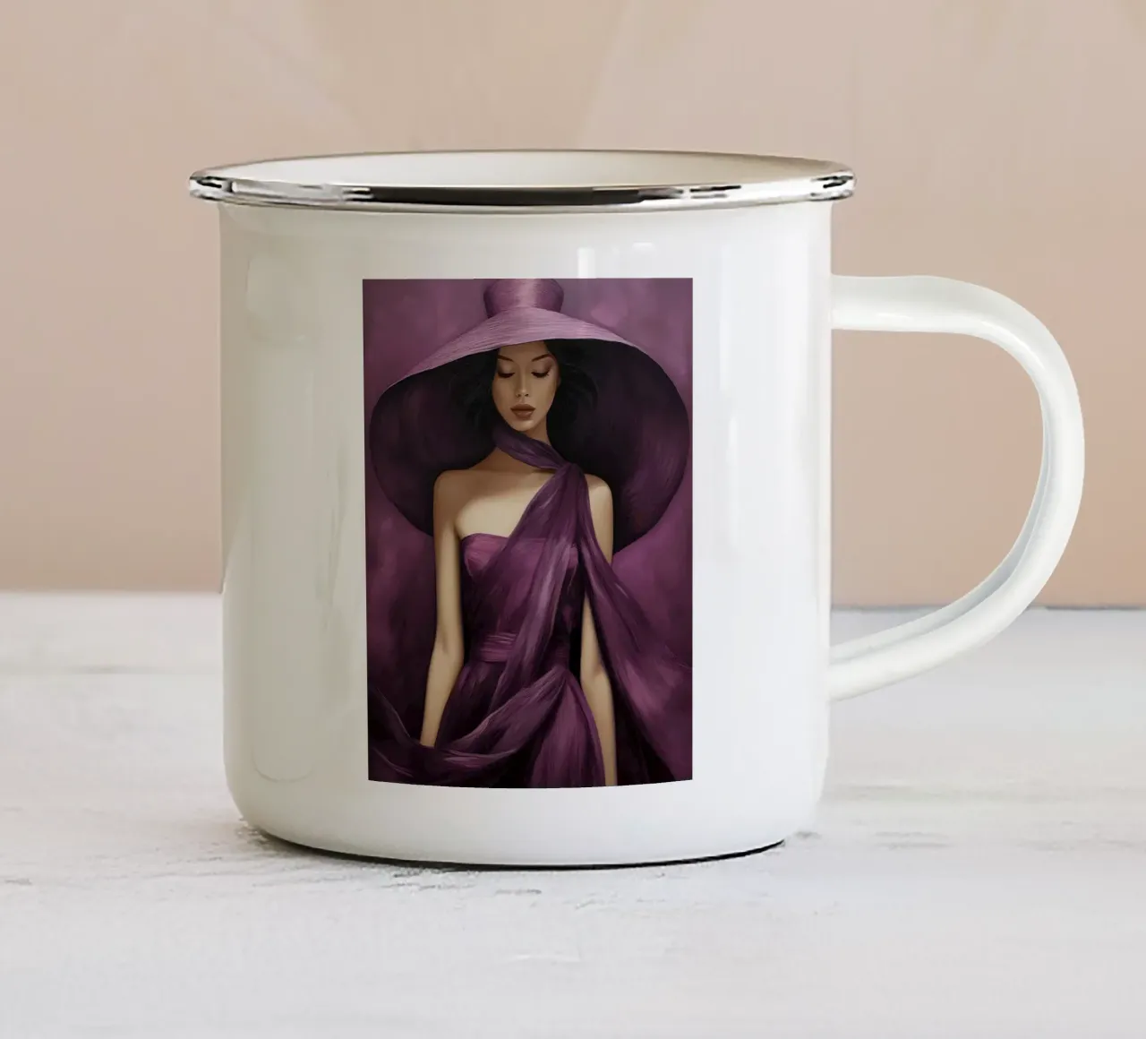 Ritratto di moda donna con grande cappello in colore viola basilico tazza in smalto da Take Your Art BV