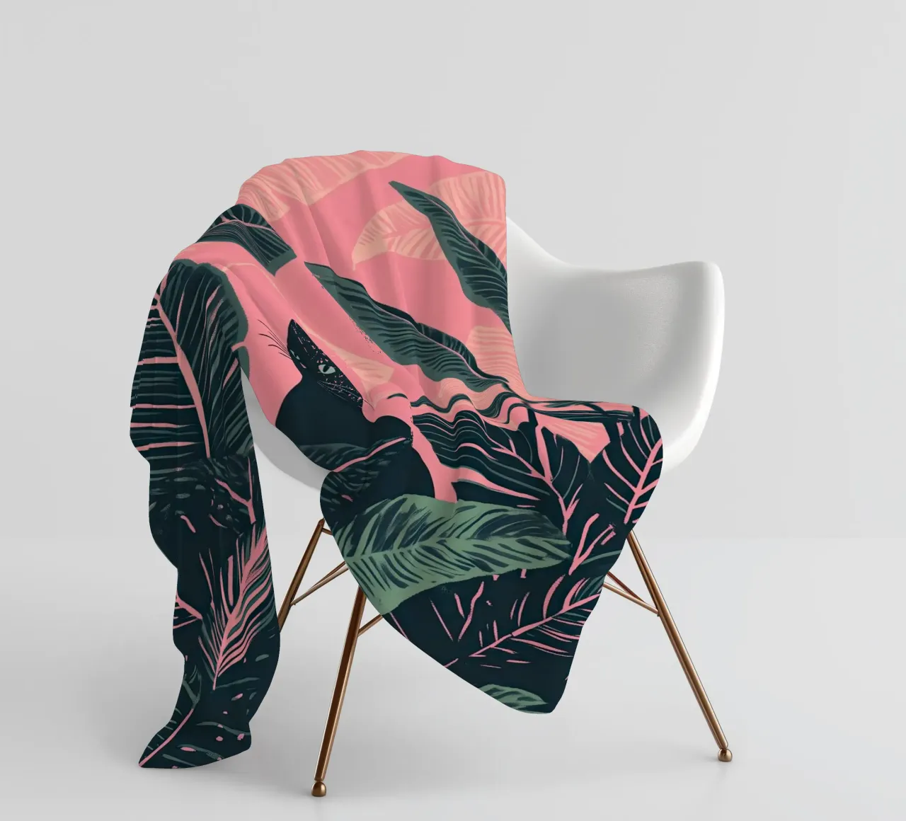 Gatto nero nella giungla di Calathea rosa e verde coperta in pile da Autofocus