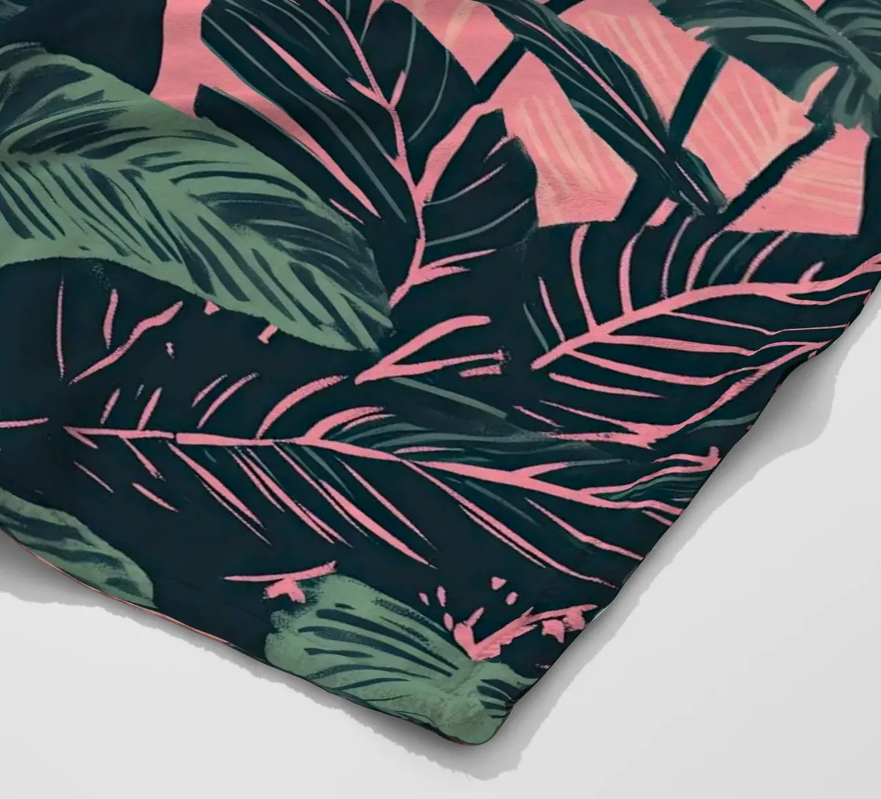 Gatto nero nella giungla di Calathea rosa e verde coperta in pile da Autofocus