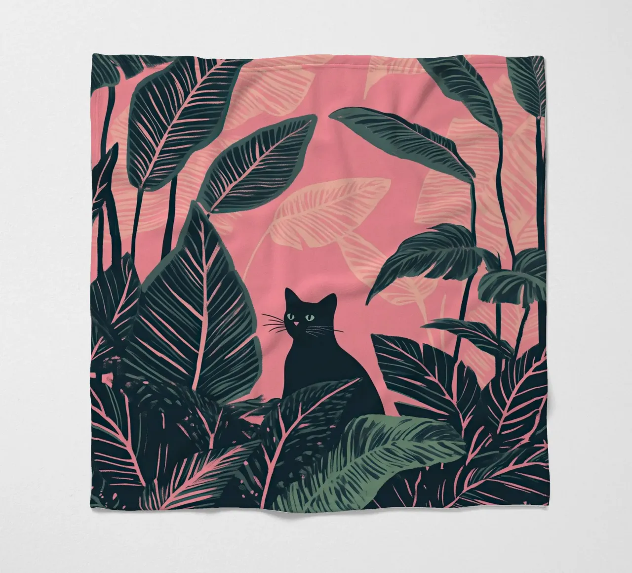 Gatto nero nella giungla di Calathea rosa e verde coperta in pile da Autofocus