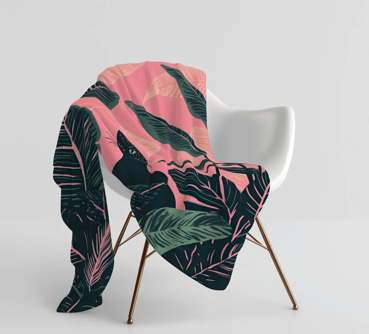 Gatto nero nella giungla di Calathea rosa e verde coperta in pile da Autofocus