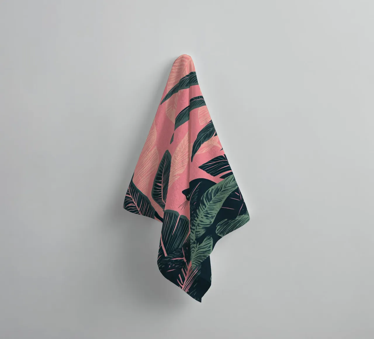 Gatto nero nella giungla di Calathea rosa e verde asciugamano da bagno da Autofocus