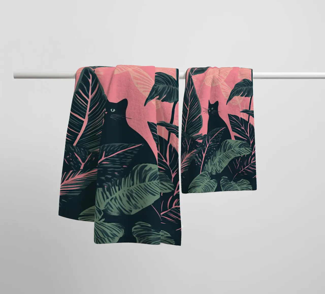 Gatto nero nella giungla di Calathea rosa e verde asciugamano da bagno da Autofocus