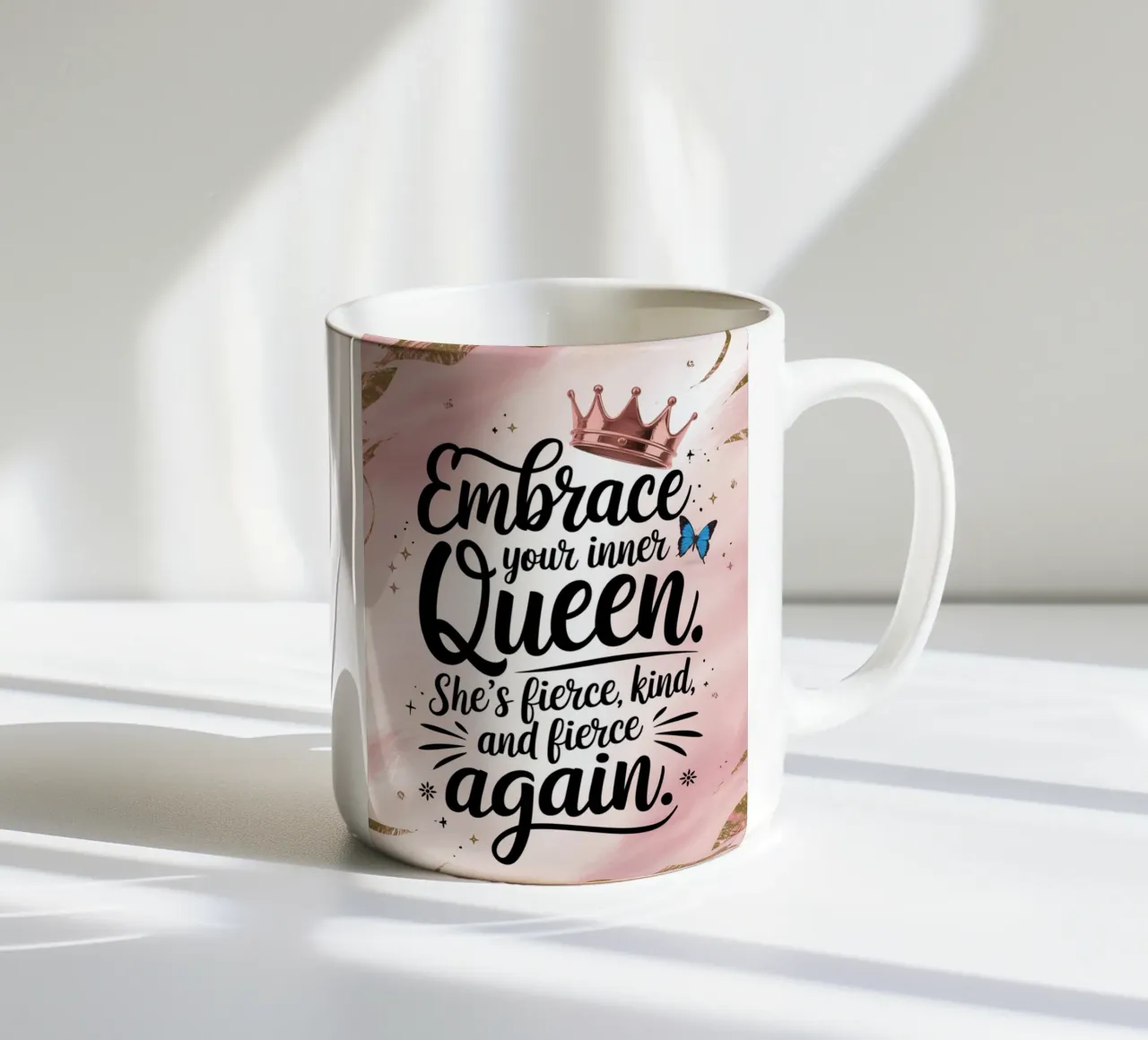 Abbracciate la regina che è in voi. È feroce, gentile e agguerrita contro tazza in ceramica da logic