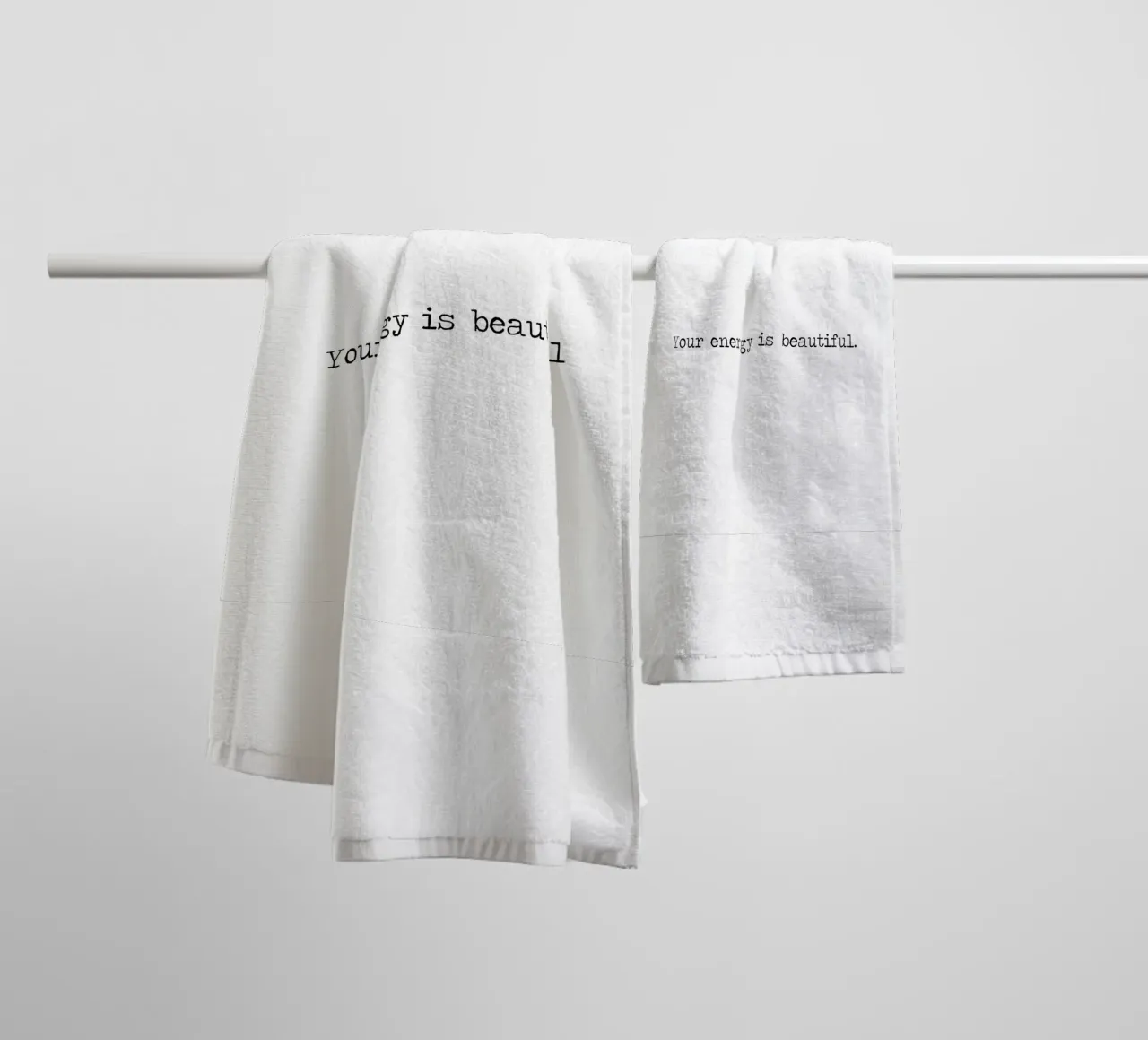 Votre énergie est belle Citation d'une machine à écrire minimaliste serviette de bain de Summer Soul Co. - Quotes
