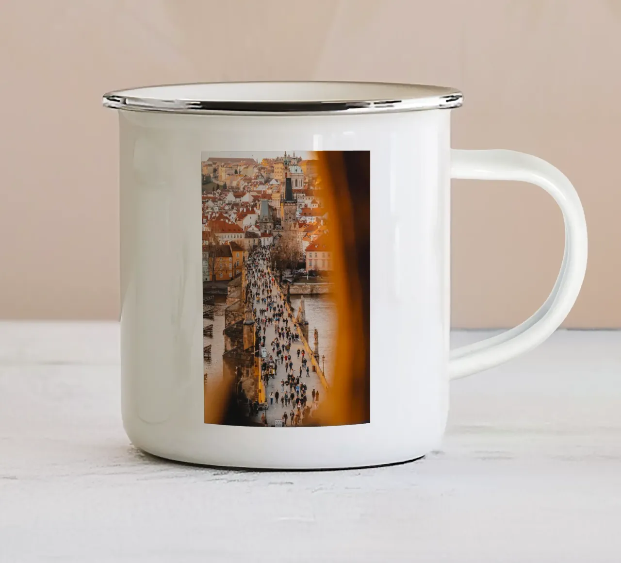Prague Photo - Vue du Pont Charles dans la lumière du soir mug en émail de Bold and Retro