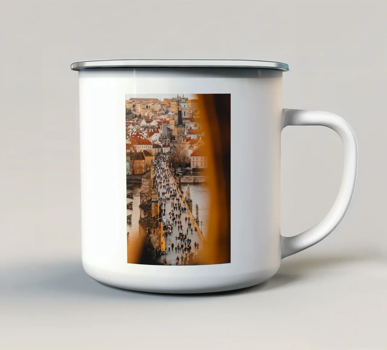 Prague Photo - Vue du Pont Charles dans la lumière du soir mug en émail de Bold and Retro