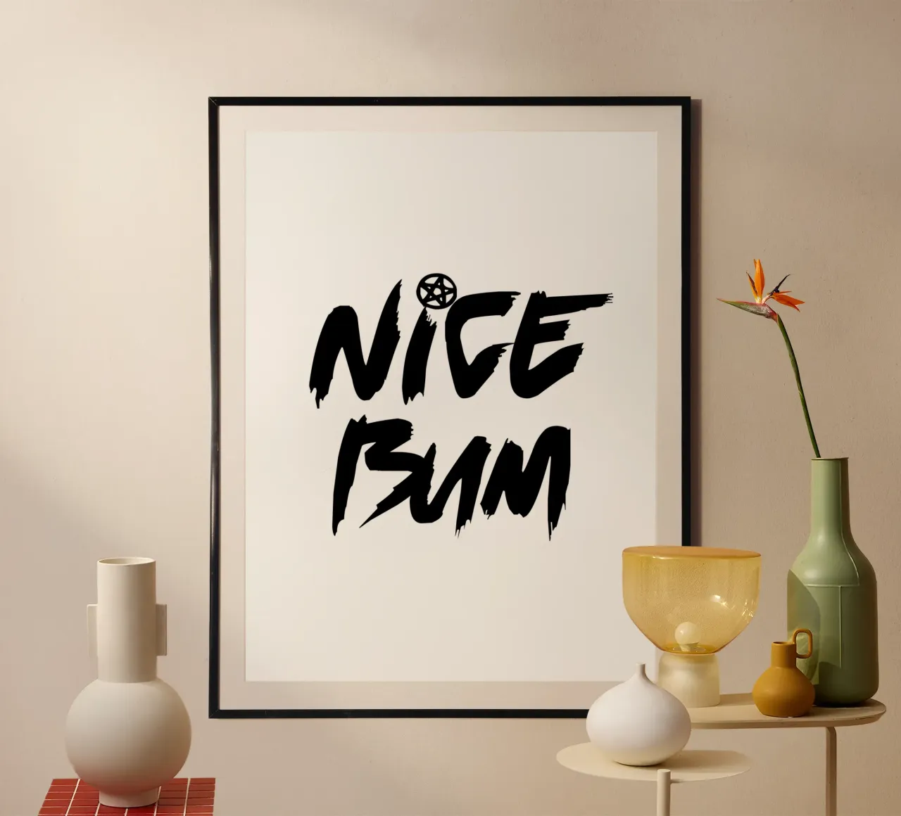 Nice Bum Tipografia moderna ed elegante poster con telaio in alluminio da YV TYPOGRAPHY