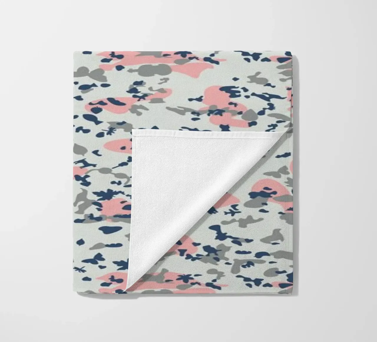 UN/HIDE - Camo Rmady Fathi beach towel by Arthelps gGmbH