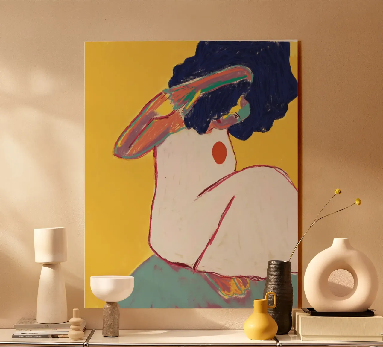 Donna seduta sulla roccia plexiglass da tainah negreiros