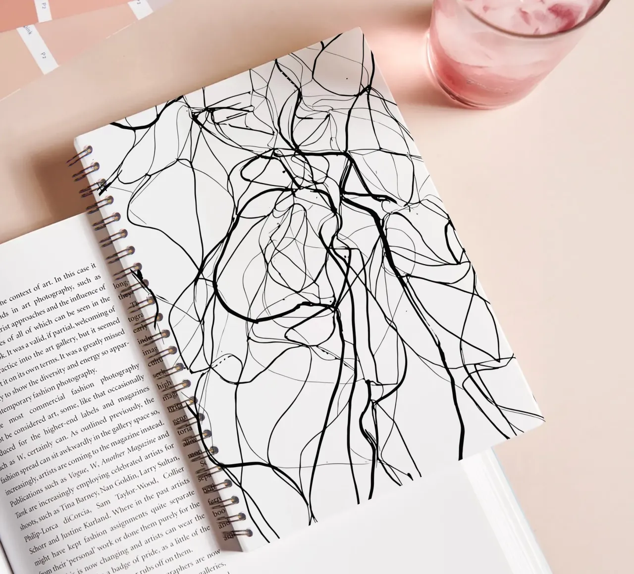 Linienkunst mit Tiefe – Abstrakte Komposition für stilvolle Ringbuch von Kunst und Kontrast