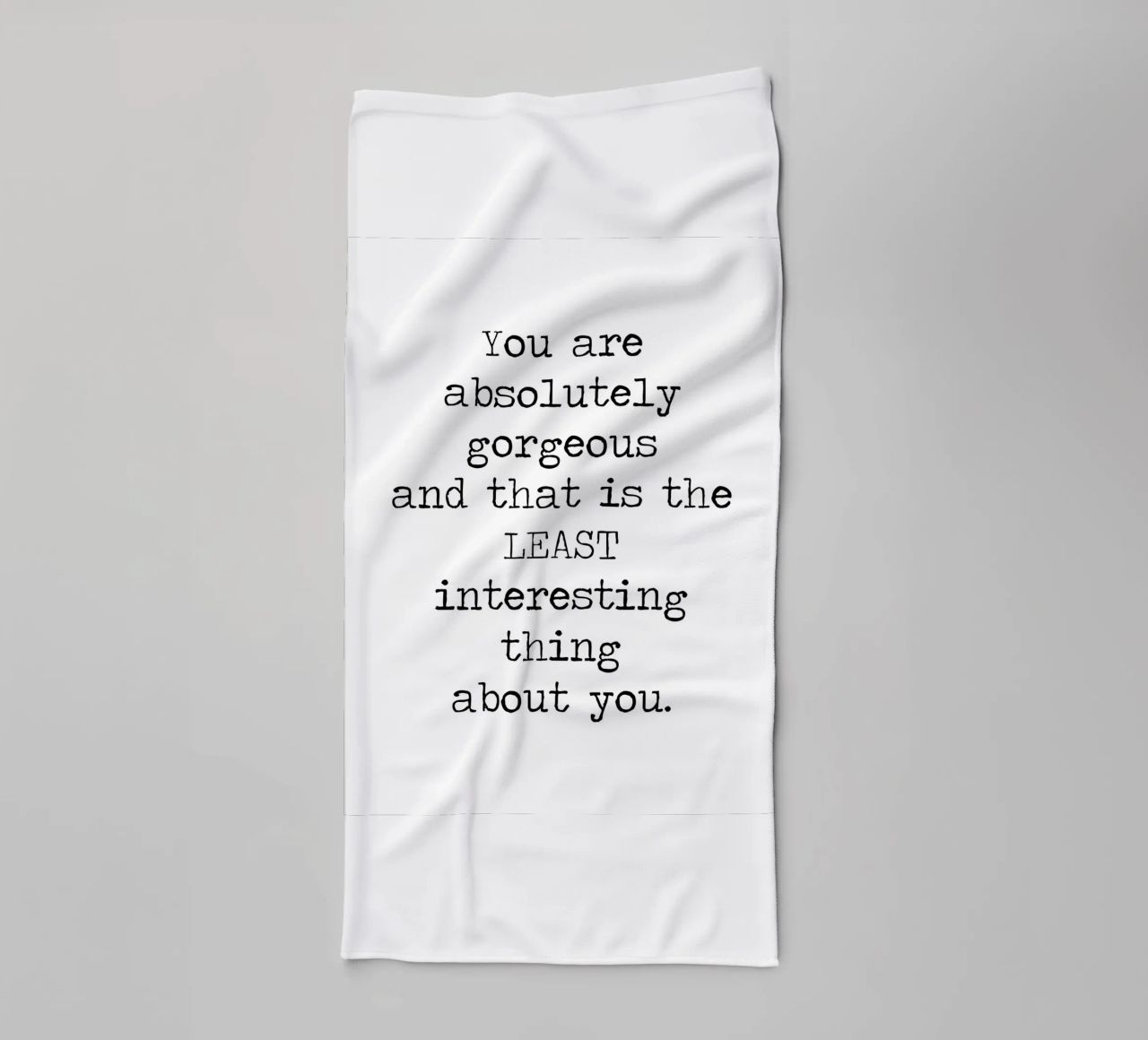 Du bist wunderschön und das ist das Uninteressanteste - Zitat Handtuch von Summer Soul Co. - Quotes