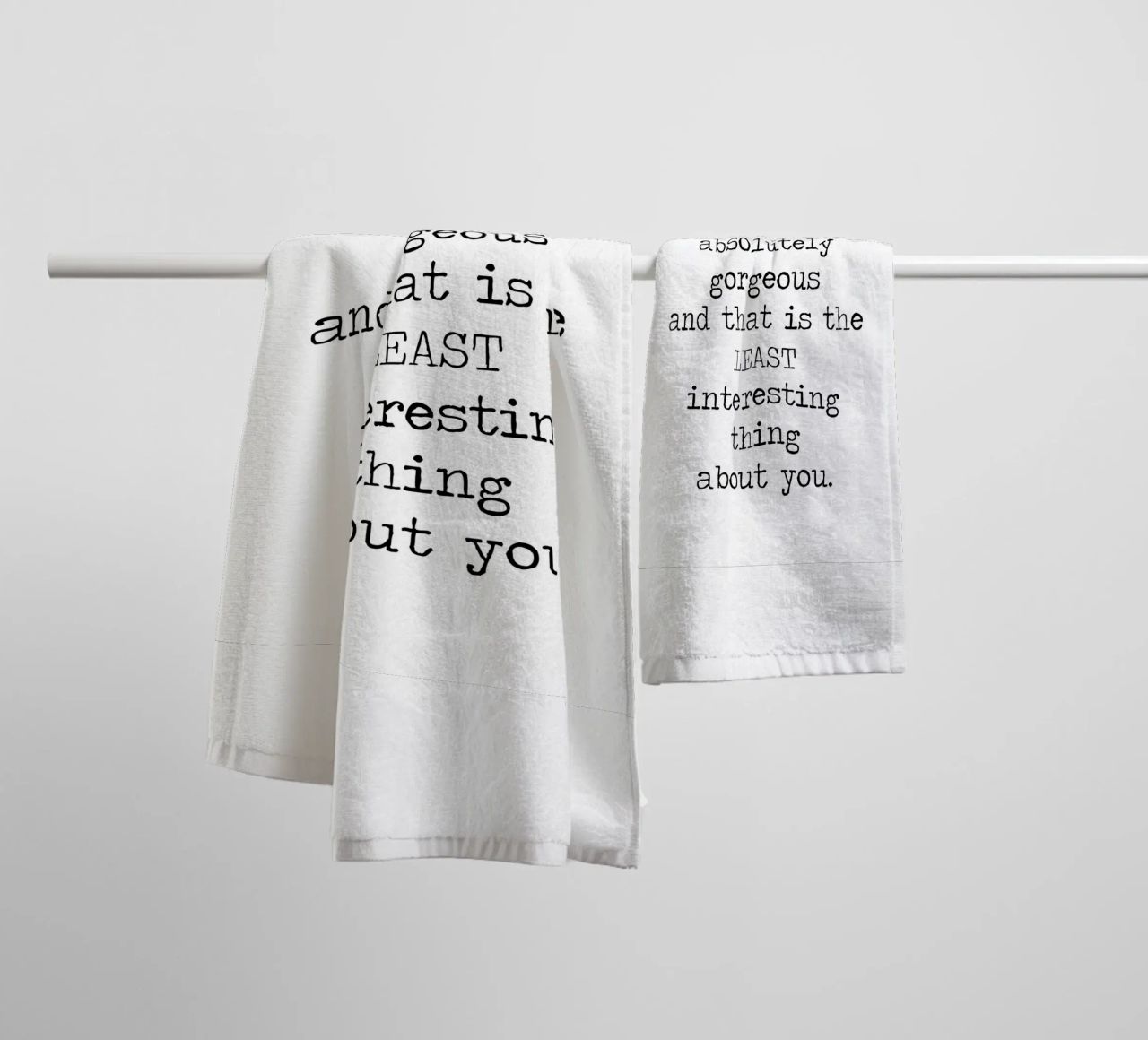 Du bist wunderschön und das ist das Uninteressanteste - Zitat Handtuch von Summer Soul Co. - Quotes