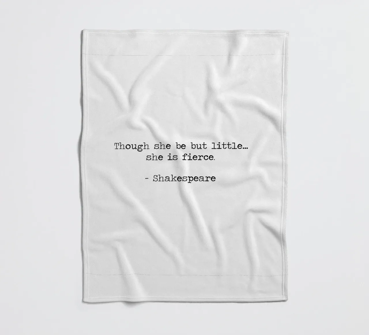 Obwohl sie klein ist, ist sie stark - Zitat Shakespeare Fleecedecke von Summer Soul Co. - Quotes