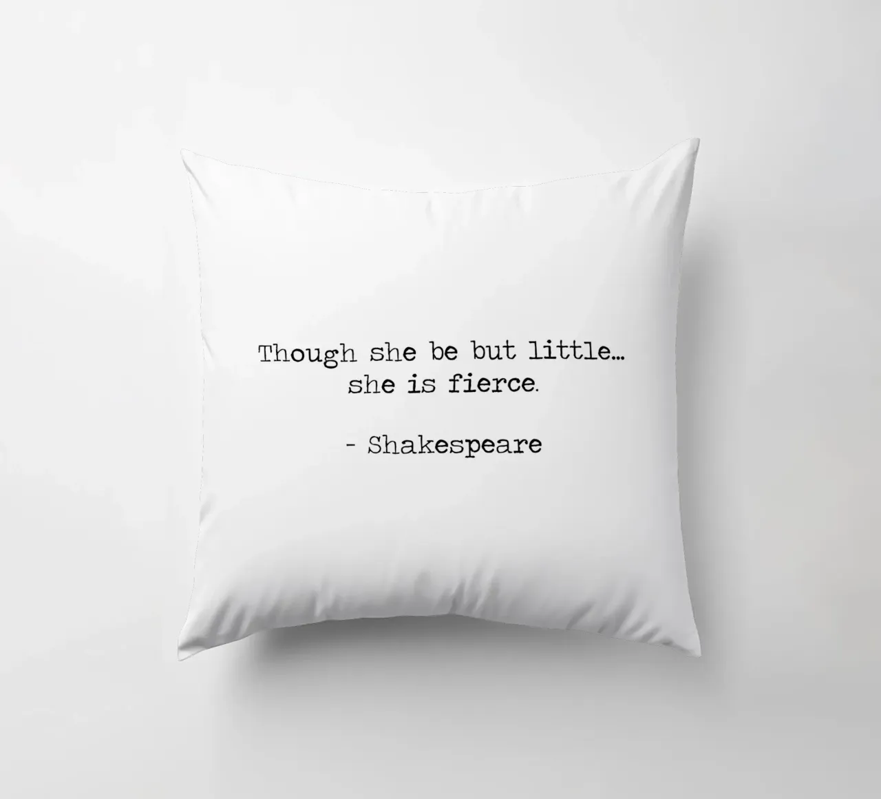Anche se è piccola, è feroce - Citazione di Shakespeare cuscino da Summer Soul Co. - Quotes