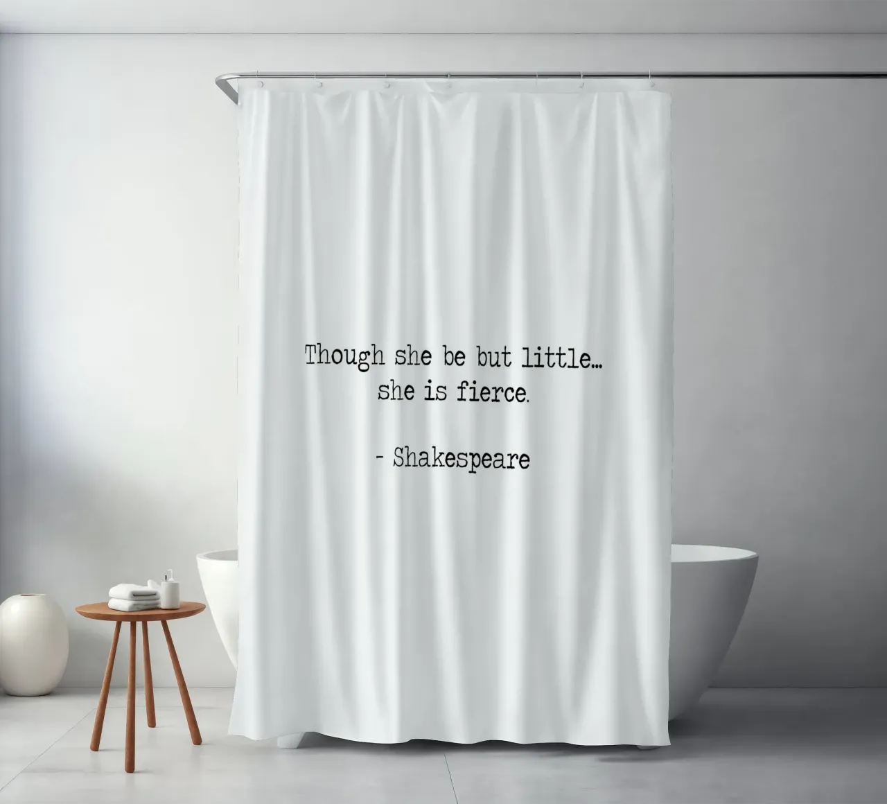 Obwohl sie klein ist, ist sie stark - Zitat Shakespeare Duschvorhang von Summer Soul Co. - Quotes
