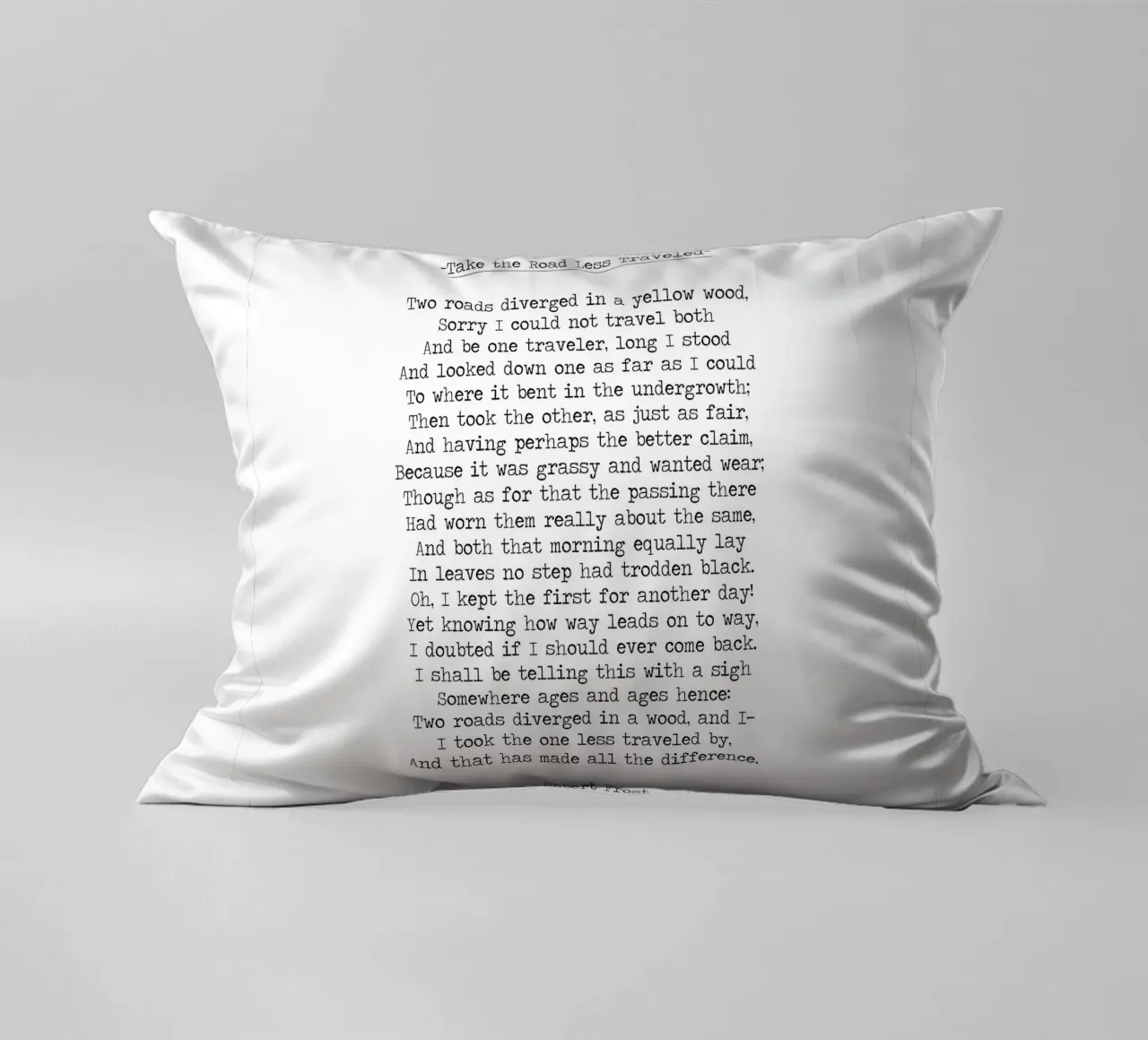 "Prendi la strada meno battuta" - Citazione di Robert Frost cuscino da Summer Soul Co. - Quotes