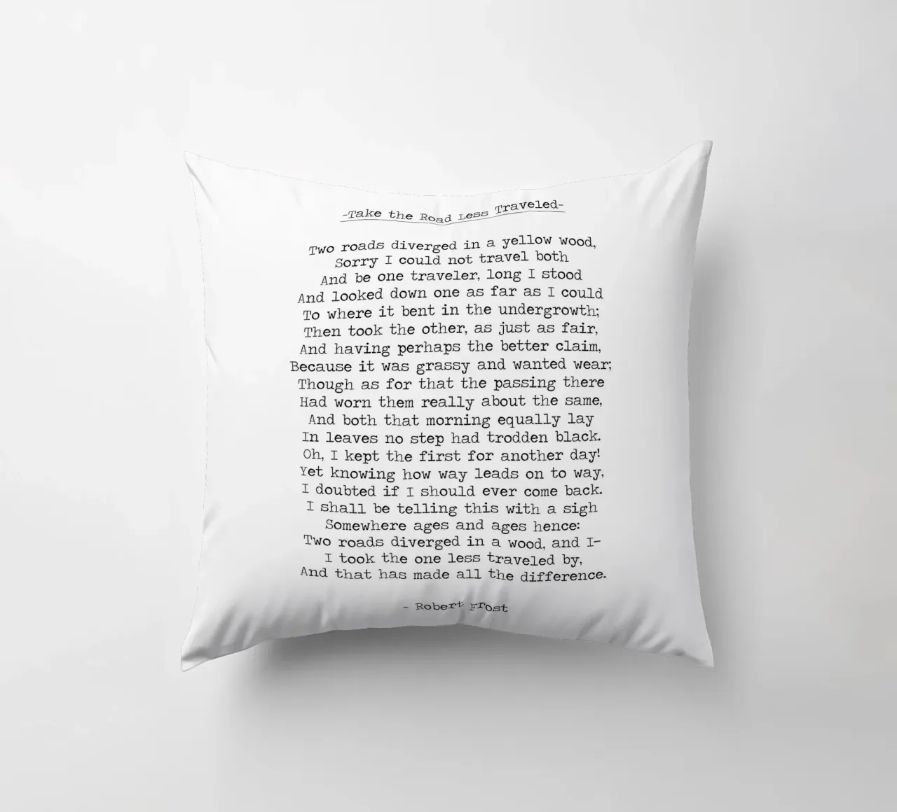 "Prendi la strada meno battuta" - Citazione di Robert Frost cuscino da Summer Soul Co. - Quotes