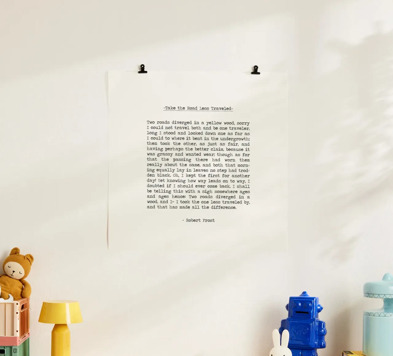 "Due strade si sono separate in un bosco giallo" - Robert Frost Citazione poster da Summer Soul Co. - Quotes