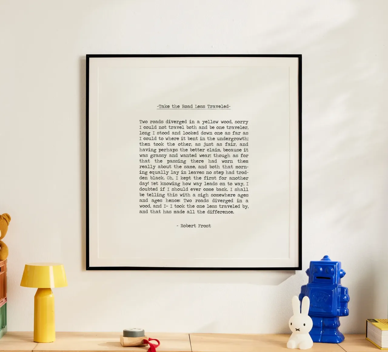 "Due strade si sono separate in un bosco giallo" - Robert Frost Citazione poster da Summer Soul Co. - Quotes