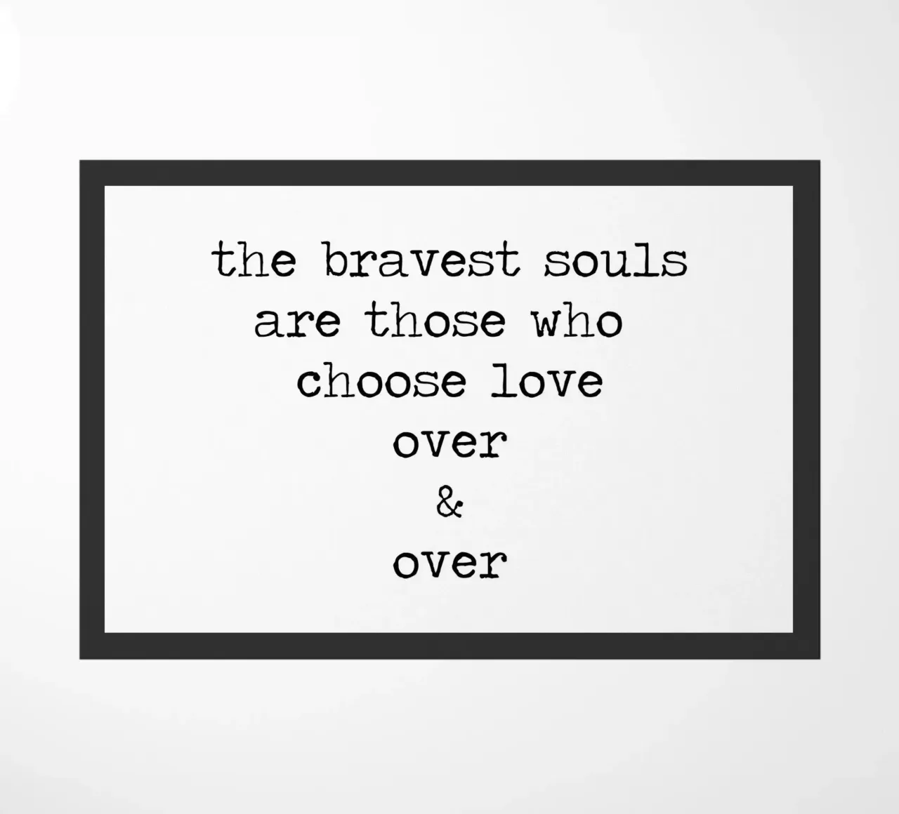 Le anime più coraggiose sono quelle che scelgono l'amore - Citazione zerbino da Summer Soul Co. - Quotes