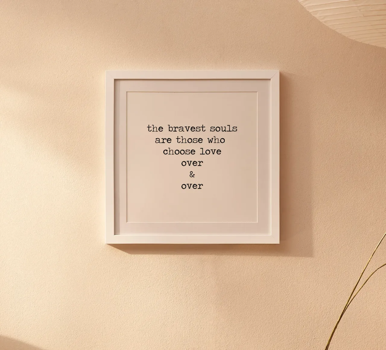 Le anime più coraggiose sono quelle che scelgono l'amore - Citazione poster con telaio in plastica da Summer Soul Co. - Quotes