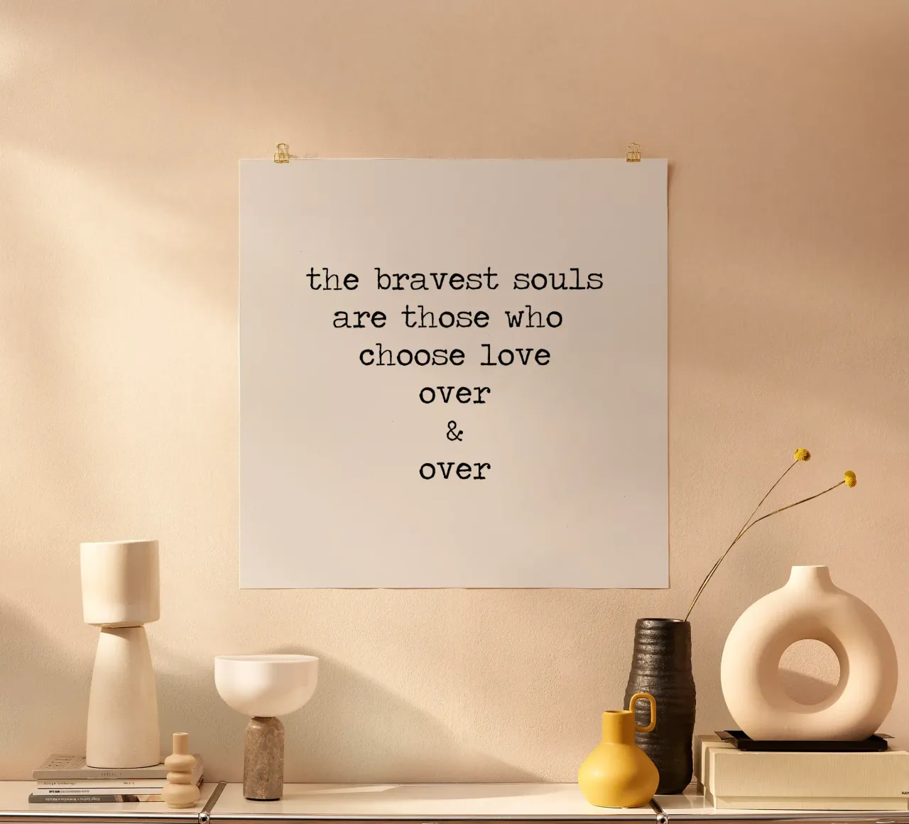 Le anime più coraggiose sono quelle che scelgono l'amore - Citazione poster con telaio in plastica da Summer Soul Co. - Quotes
