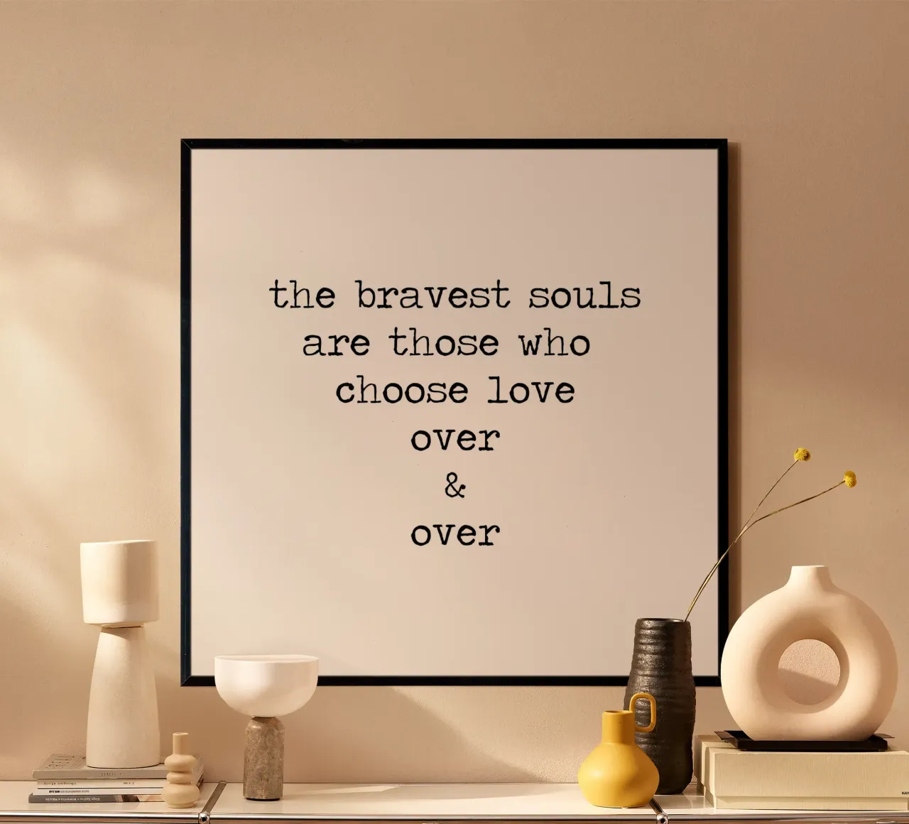 Le anime più coraggiose sono quelle che scelgono l'amore - Citazione poster con telaio in plastica da Summer Soul Co. - Quotes