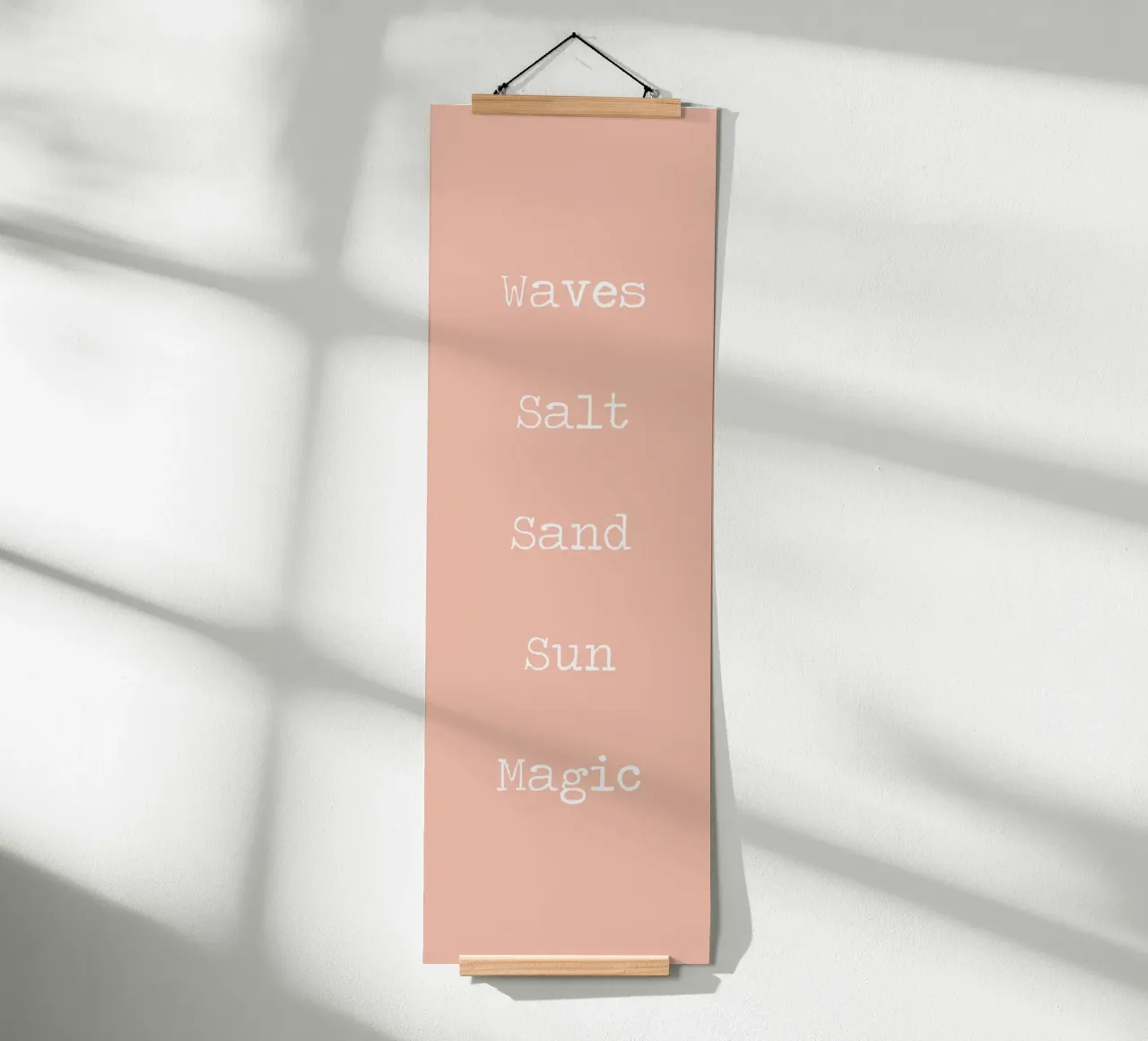 Sonne Sand Meer Salz Wellen Magie - Surfen surfen Pinkbeach Zitat Poster von Summer Soul Co. - Quotes