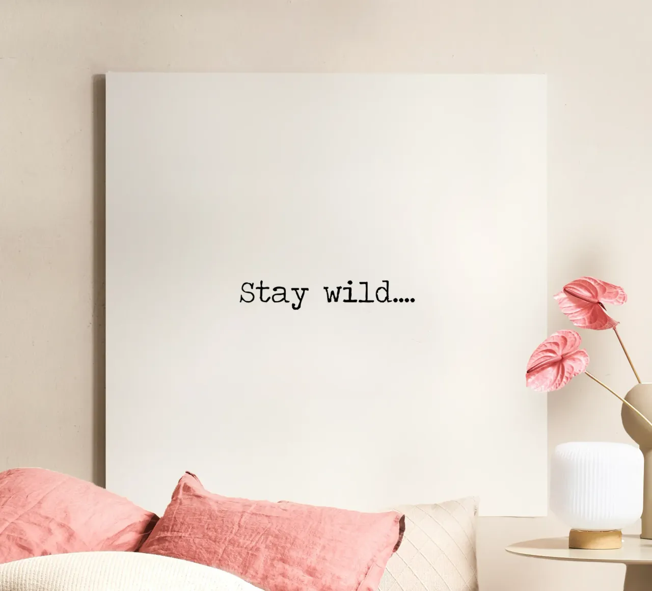 Stay Wild - Zitat minimalistische schwarz-weiß Schreibmaschine Leinwand mit Schattenfugenrahmen von Summer Soul Co. - Quotes