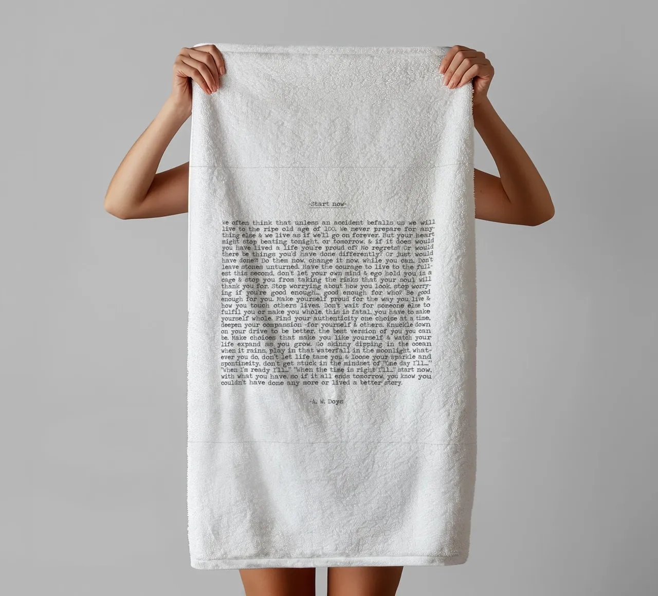 Iniziare ora, vivere il momento, non aspettare, vivere ora Citazione asciugamano da bagno da Summer Soul Co. - Quotes