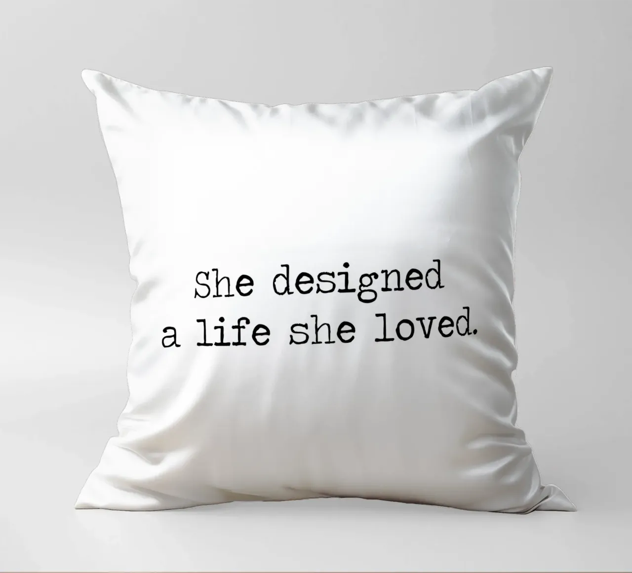 "Ha progettato una vita che amava" Citazione in bianco e nero cuscino da Summer Soul Co. - Quotes