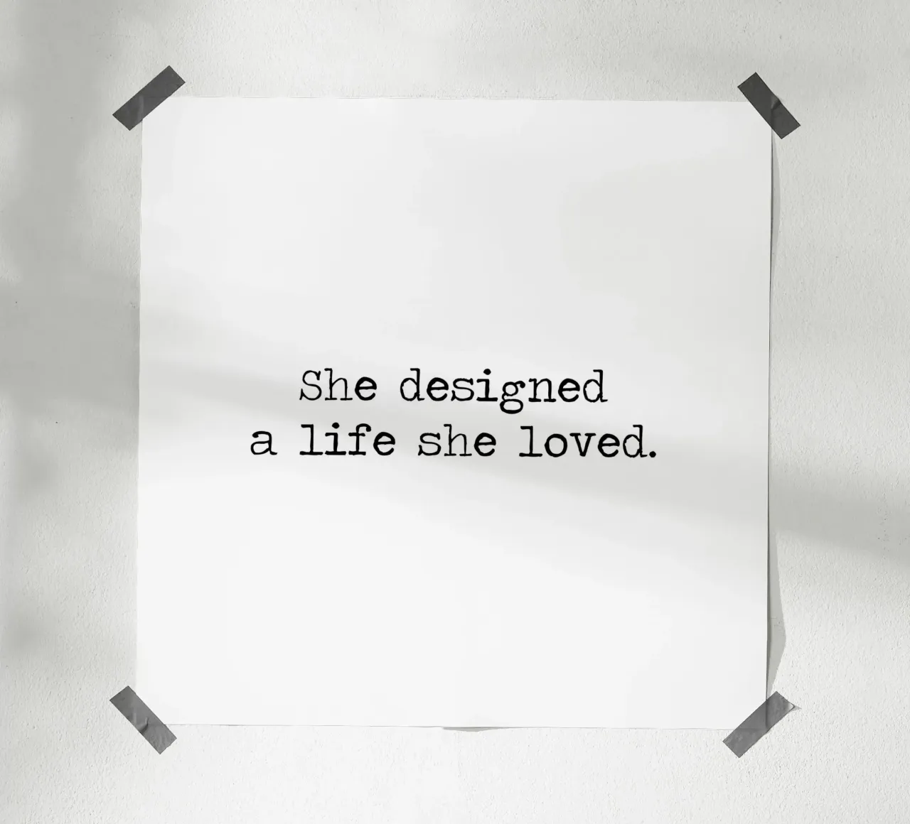 "Elle a conçu une vie qu'elle aimait" Citation en noir et blanc poster avec cadre en bois de Summer Soul Co. - Quotes