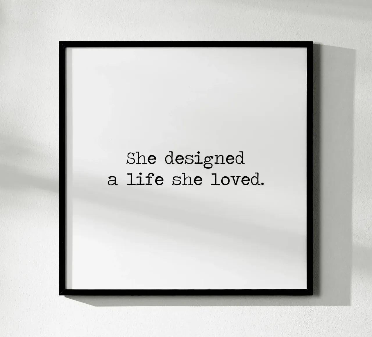 "Elle a conçu une vie qu'elle aimait" Citation en noir et blanc poster avec cadre en bois de Summer Soul Co. - Quotes