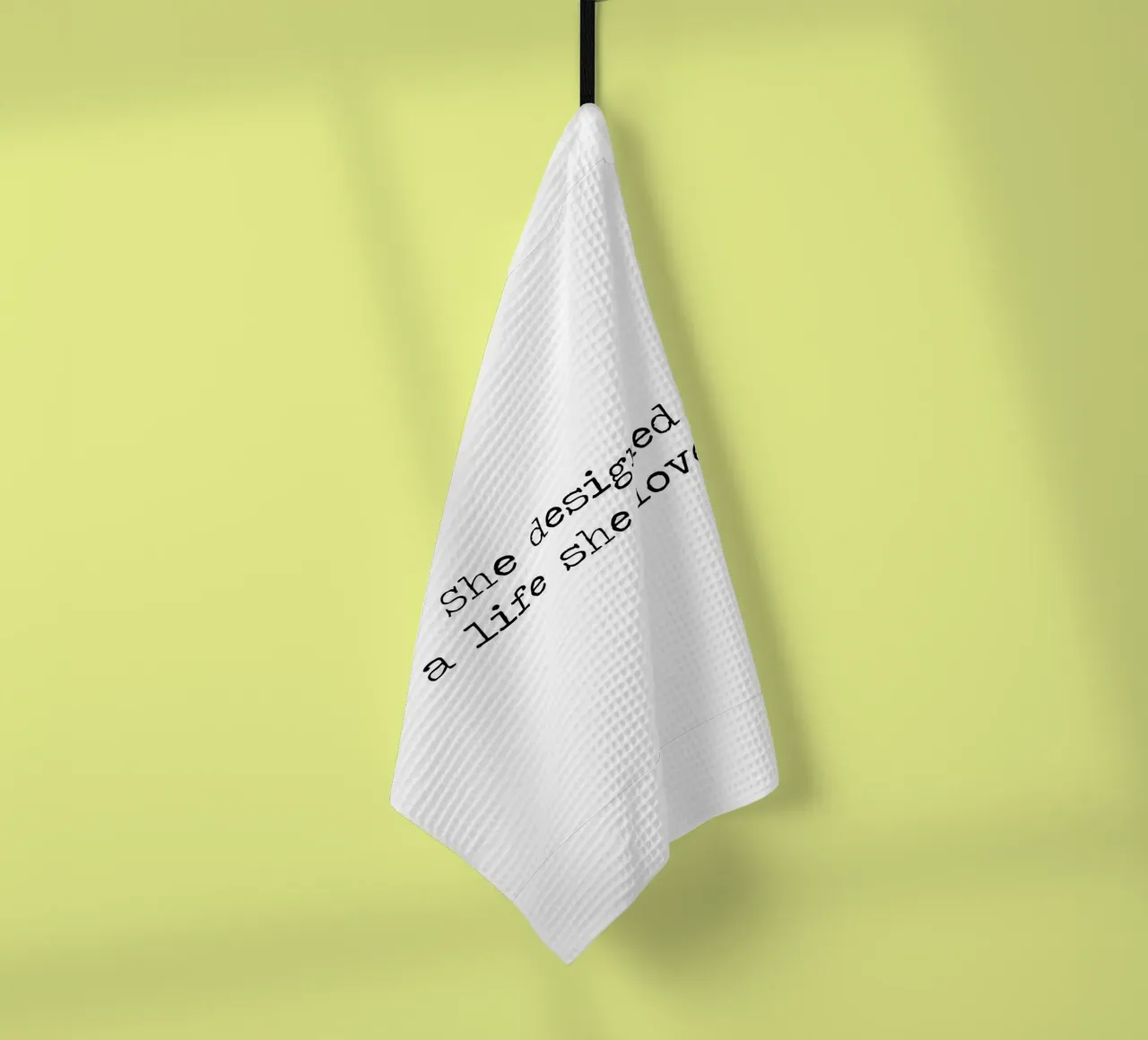 "Sie entwarf ein Leben, das sie liebte" Zitat schwarz-weiß Geschirrtuch von Summer Soul Co. - Quotes