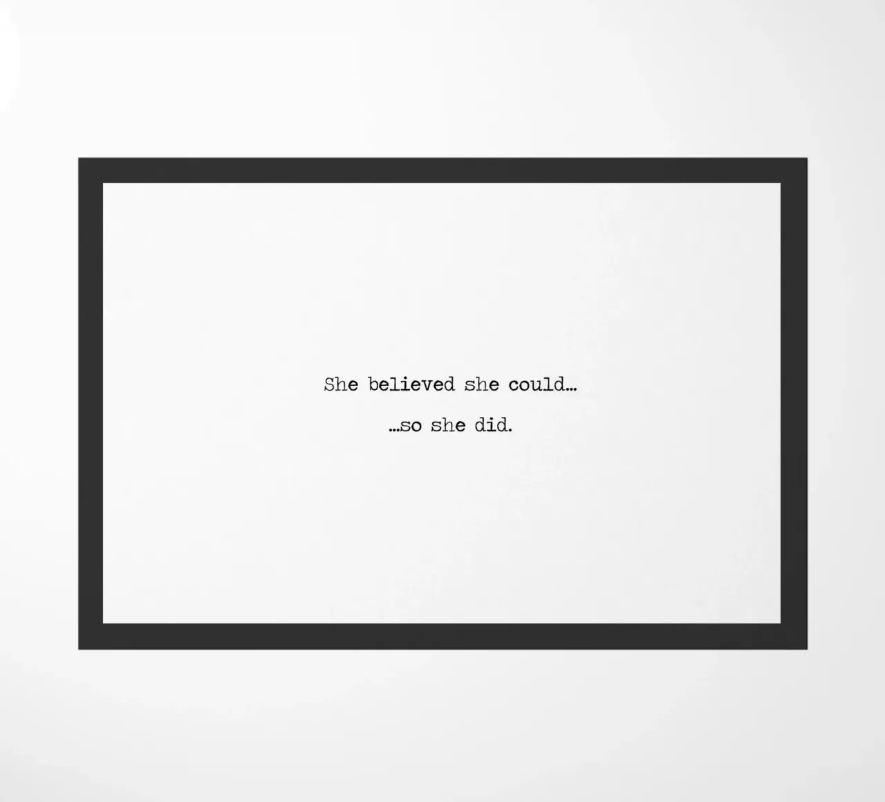 Sie glaubte, dass sie es könnte, also tat sie es - Zitat Word Art Fußmatte von Summer Soul Co. - Quotes