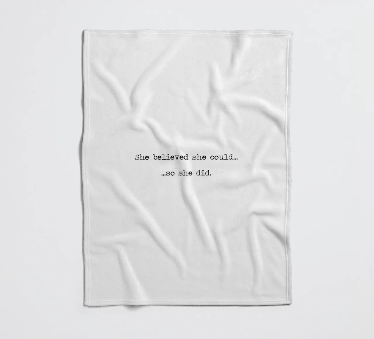 Sie glaubte, dass sie es könnte, also tat sie es - Zitat Word Art Fleecedecke von Summer Soul Co. - Quotes