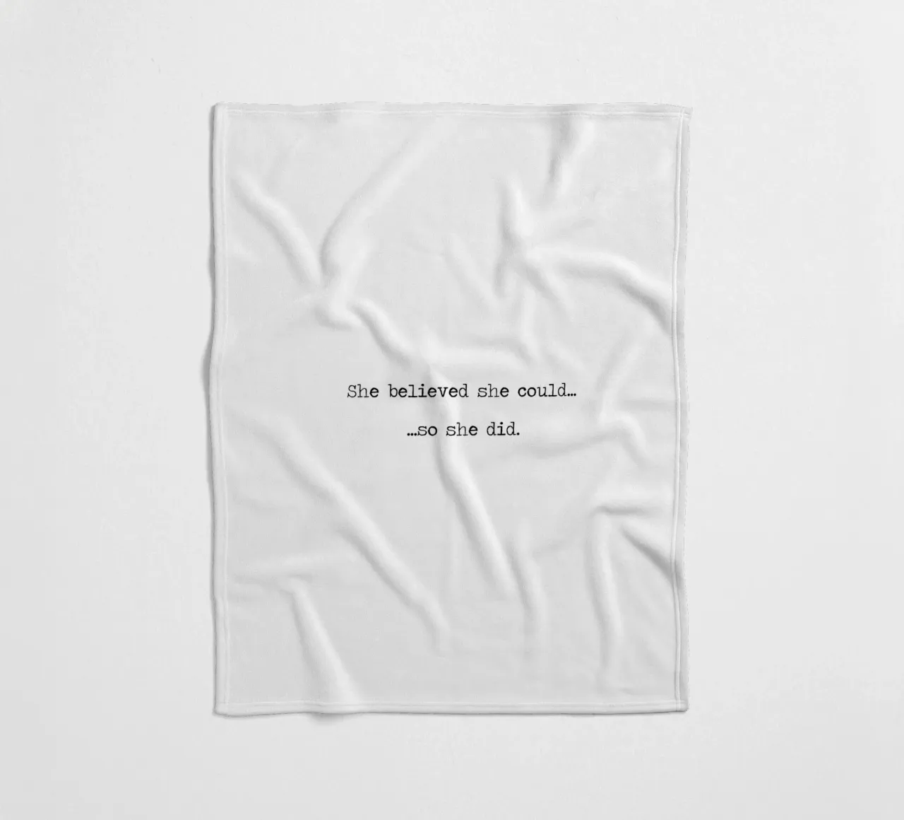 Sie glaubte, dass sie es könnte, also tat sie es - Zitat Word Art Fleecedecke von Summer Soul Co. - Quotes