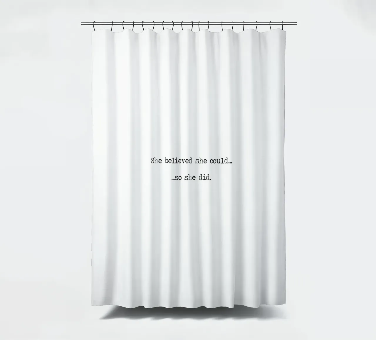 Sie glaubte, dass sie es könnte, also tat sie es - Zitat Word Art Duschvorhang von Summer Soul Co. - Quotes