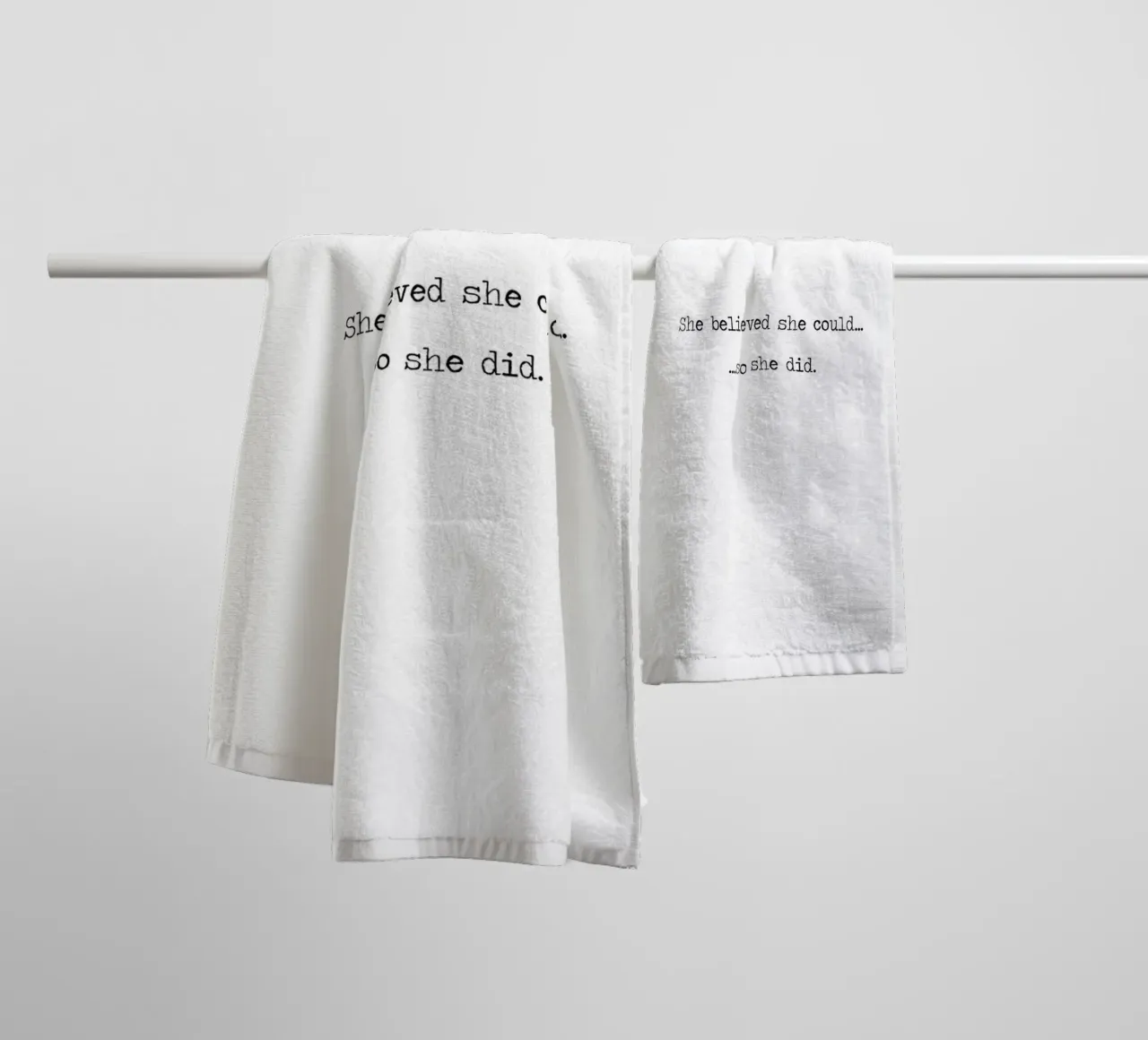 Sie glaubte, dass sie es könnte, also tat sie es - Zitat Word Art Handtuch von Summer Soul Co. - Quotes