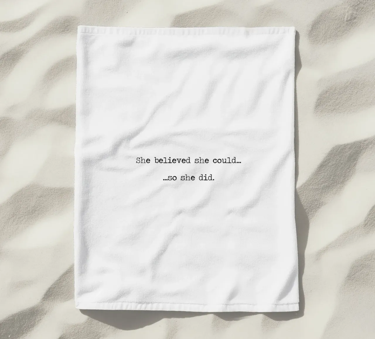 Sie glaubte, dass sie es könnte, also tat sie es - Zitat Word Art Strandtuch von Summer Soul Co. - Quotes