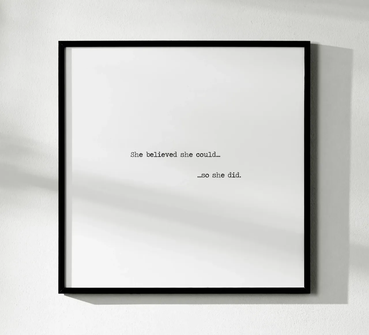 Elle croyait qu'elle pouvait, alors elle l'a fait Word Art Quote poster avec cadre en bois de Summer Soul Co. - Quotes