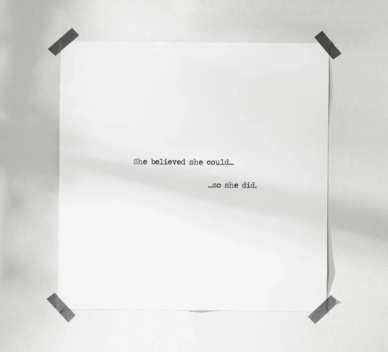 Elle croyait qu'elle pouvait, alors elle l'a fait Word Art Quote poster avec cadre en bois de Summer Soul Co. - Quotes