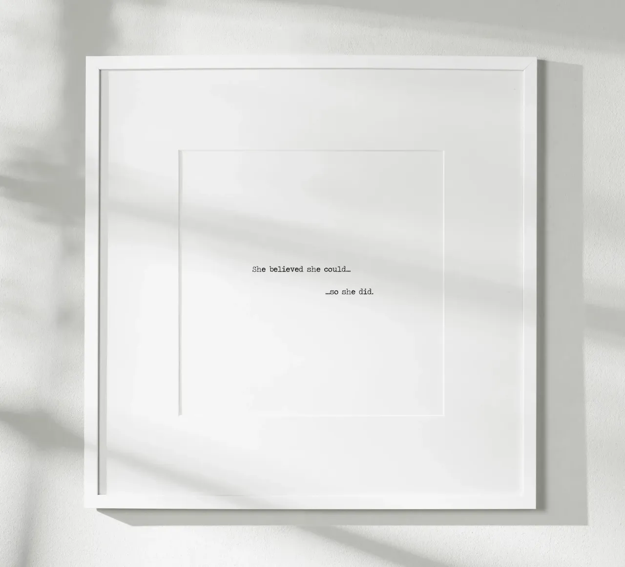 Elle croyait qu'elle pouvait, alors elle l'a fait Word Art Quote poster avec cadre en bois de Summer Soul Co. - Quotes