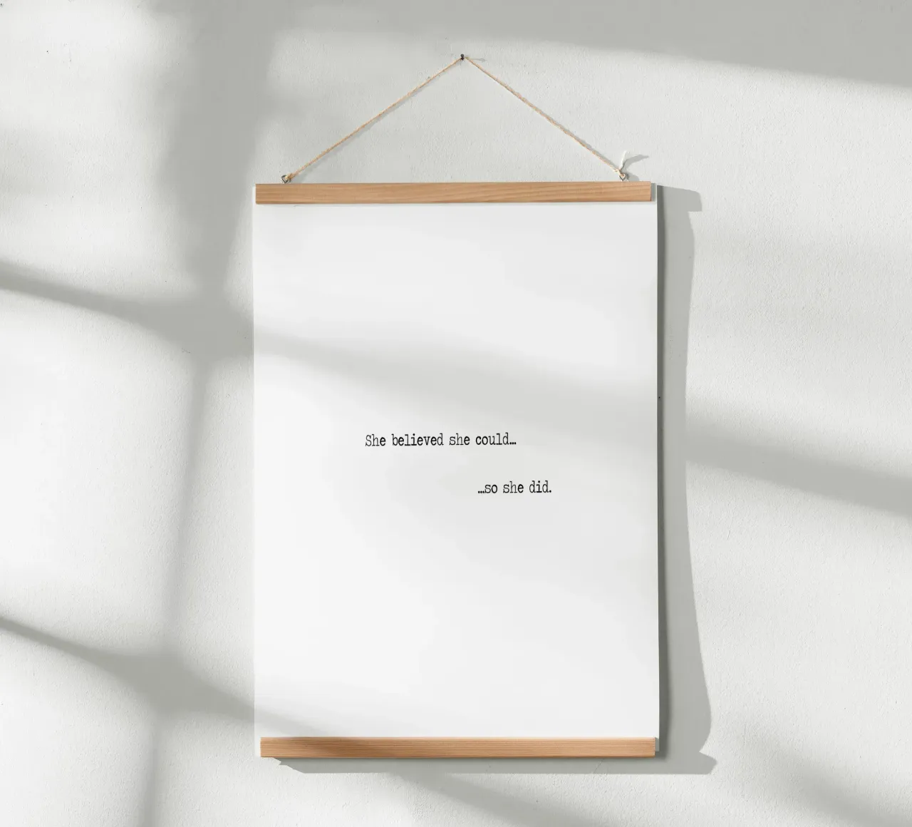 Elle croyait qu'elle pouvait, alors elle l'a fait Word Art Quote poster avec cadre en bois de Summer Soul Co. - Quotes