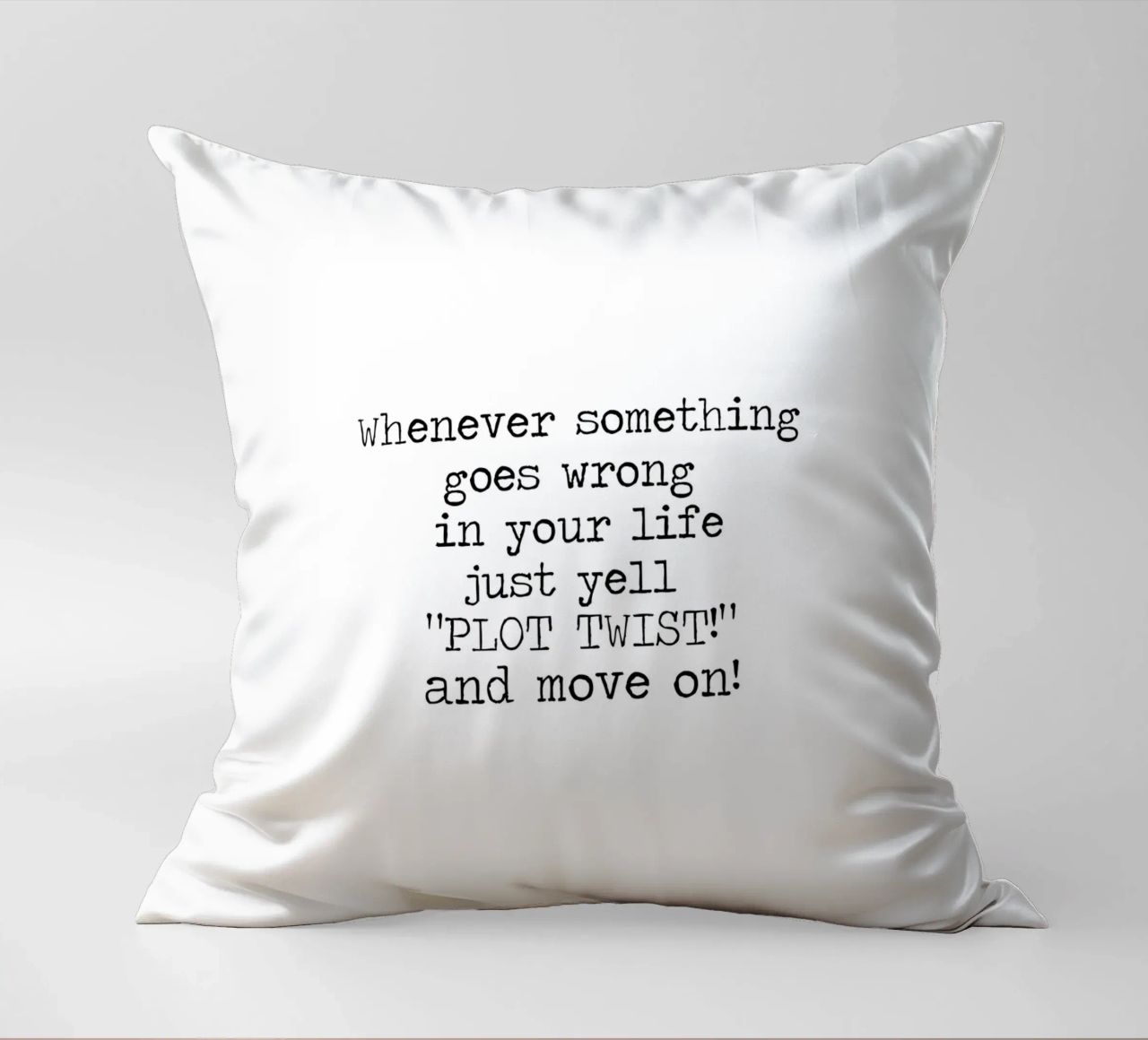 Ogni volta che qualcosa va storto urlate semplicemente colpo di scena! Citazione cuscino da Summer Soul Co. - Quotes